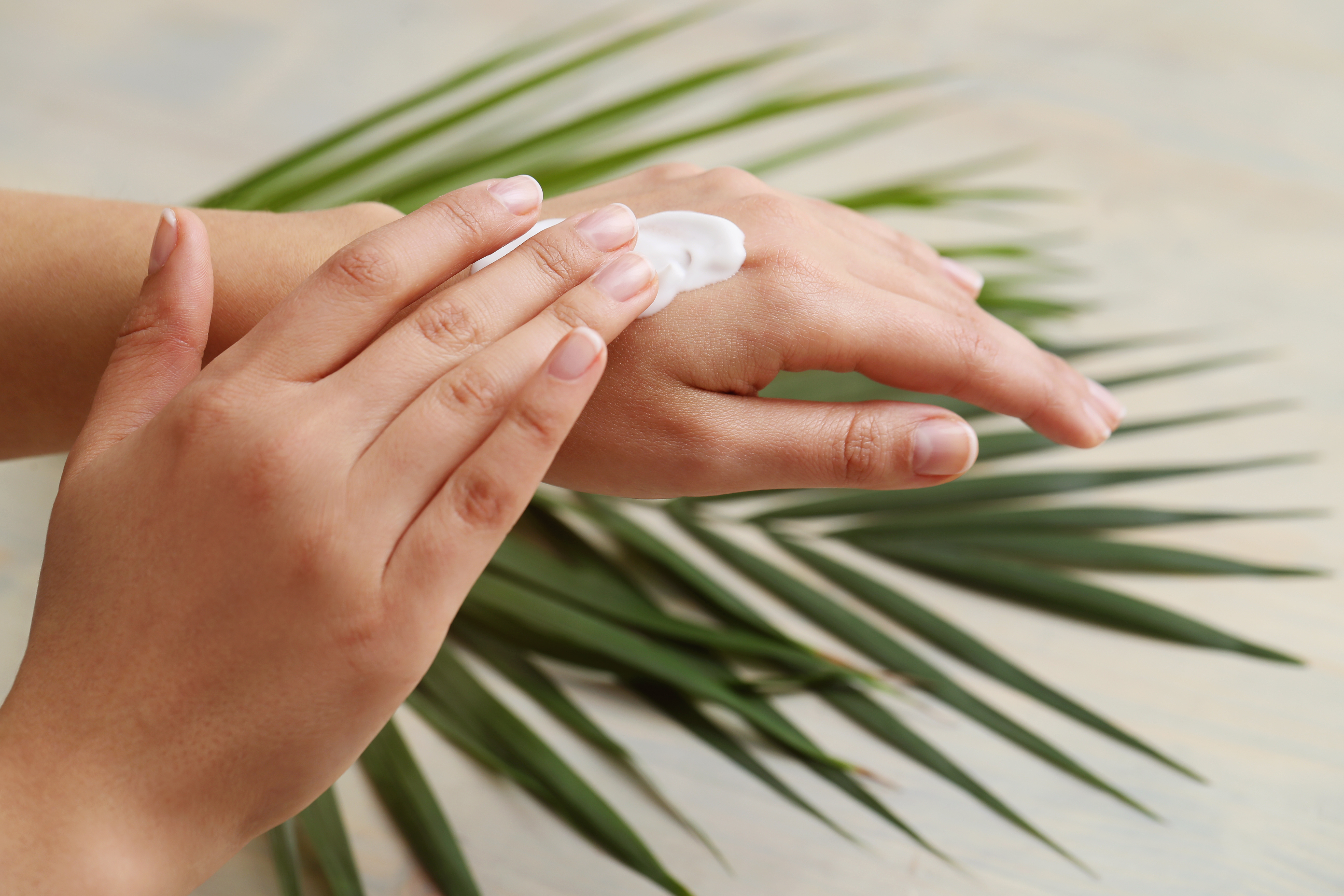 Догляд за руками взимку: як захистити шкіру рук від сухості